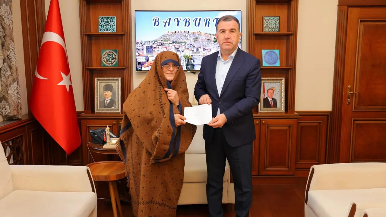 O Teyze Biriktirdiği Umre Parasını Mehmetçik Vakfına Bağışladı