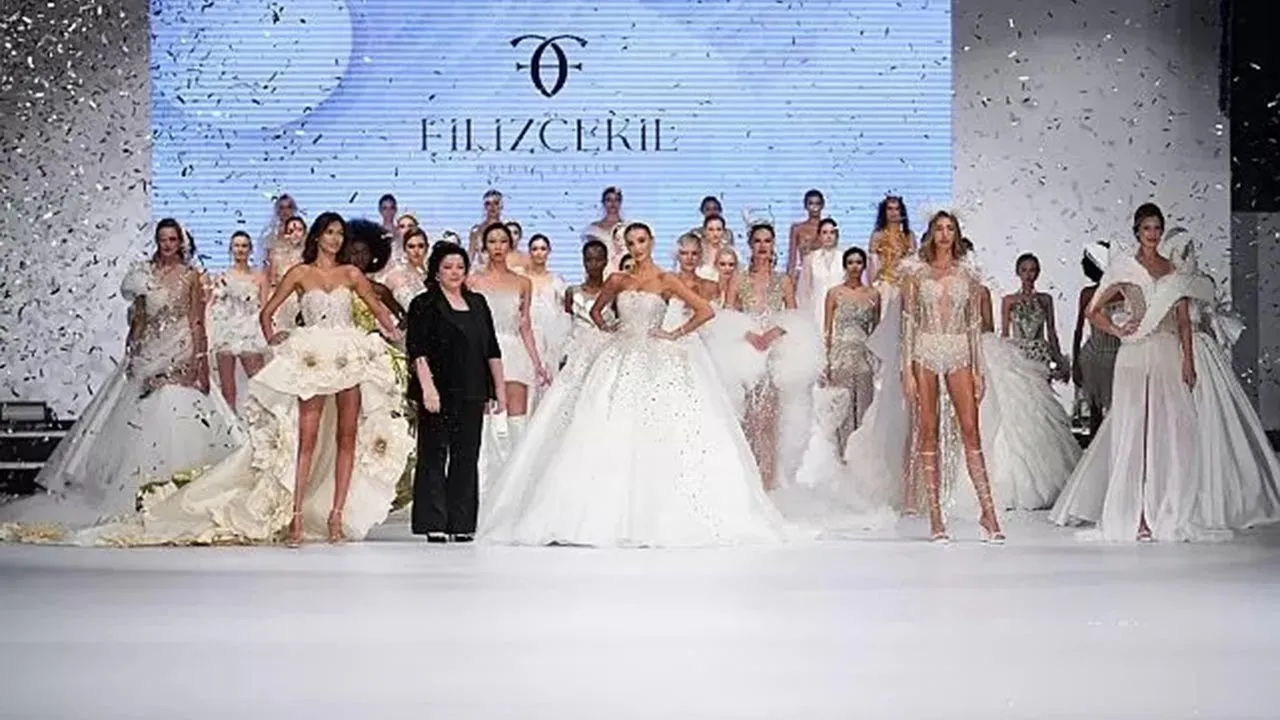 Özge Ulusoy ve Şevval Şahin, Filiz Çekil'in Gelinlikleriyle Podyumda