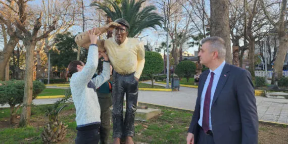Ünlü heykeli onarmak için Almanya'dan Kocaeli'ne geldi