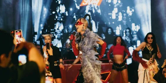 Denizin 8 metre altında Hande Yener konseri