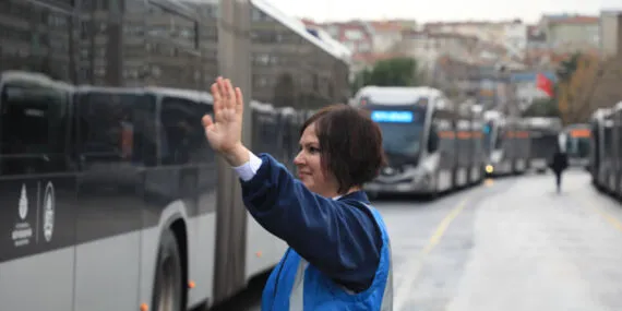 İETT'de ilk kadın metrobüs denetim amiri iş başında
