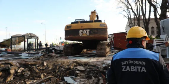 Tarihi Sirkeci Garı'nın çevresinde 'kaçak' temizliği!
