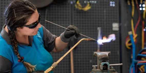 İzmir'de 'Meslek Fabrikası' binlerce kişiye umut oldu