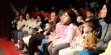 Sakarya'da 'Kutup Masalı' minikleri güldürdü