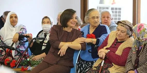 Başkan Kınay’dan Huzurevi’nde anlamlı yeni yıl kutlaması