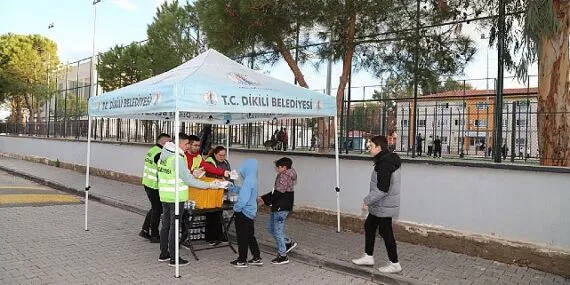 Başkan Kırgöz’den öğrencilere simit ve ayran ikramı