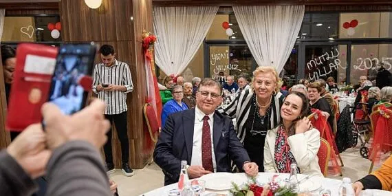 Başkan Tugay huzurevi sakinleri ile bir araya geldi