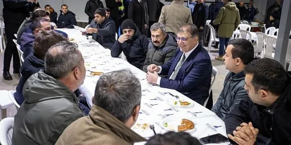 Başkan Tugay şantiyede Büyükşehir Belediyesi emekçileriyle buluştu  “Namusumuzla, bütün gayretimizle İzmir için çalışmaya devam edeceğiz”