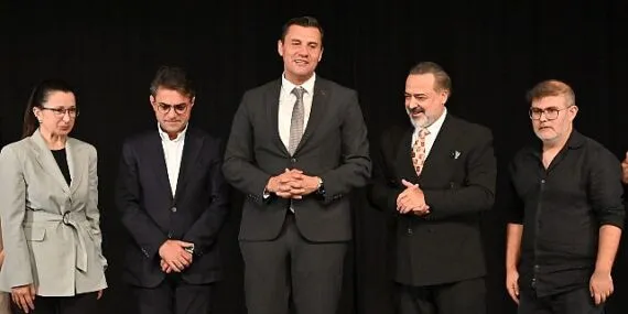 Başkan Zeyrek, “Tiyatro yaşamdır, kültürlerin en güzel anlatım şeklidir”