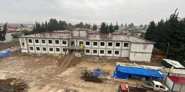 Büyükşehir’in Hatay’daki okul binası yükseliyor