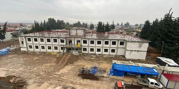 Büyükşehir’in Hatay’daki okul binası yükseliyor