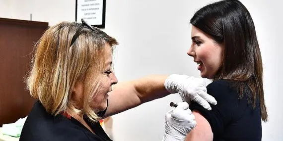 İzmir Büyükşehir Belediyesi HPV aşısı uygulamasını başlattı
