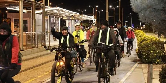 Karşıyakalı bisiklet tutkunları gece sürüşünde buluştu
