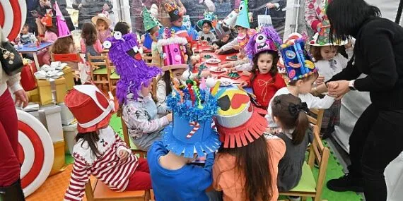 Manisalı Çocuklar Yeni Yıl Coşkusunu Doyası Yaşadı