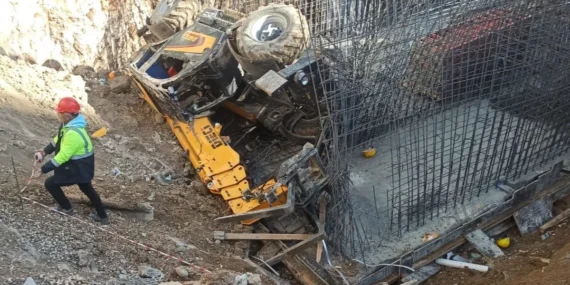 Adıyaman'da iş makinesi devrildi!