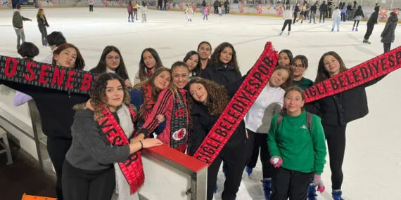 İzmir Çiğli'de gençler buz pateni ile buluştu