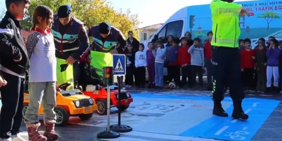 Antalya Jandarması geleceğin 'Trafik Dedektifleri'ni bilinçlendiriyor