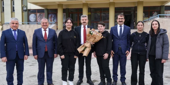Artvin Valisi Ergün, Fen Lisesi'ni ziyaret etti