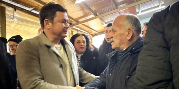 Başkan Aydın Bursa'da mahalleleri adım adım geziyor