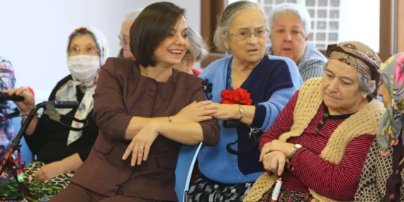 Başkan Kınay’dan Huzurevi’nde anlamlı yeni yıl kutlaması