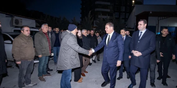Başkan Tugay şantiyede Belediyesi emekçileriyle buluştu