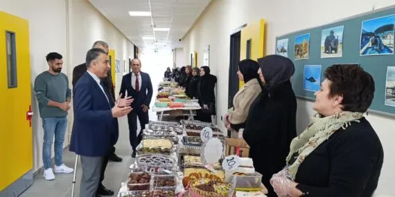 Bayburt İl Milli Eğitim Müdürü Rahmi Güney’den Okul Kermesine Destek