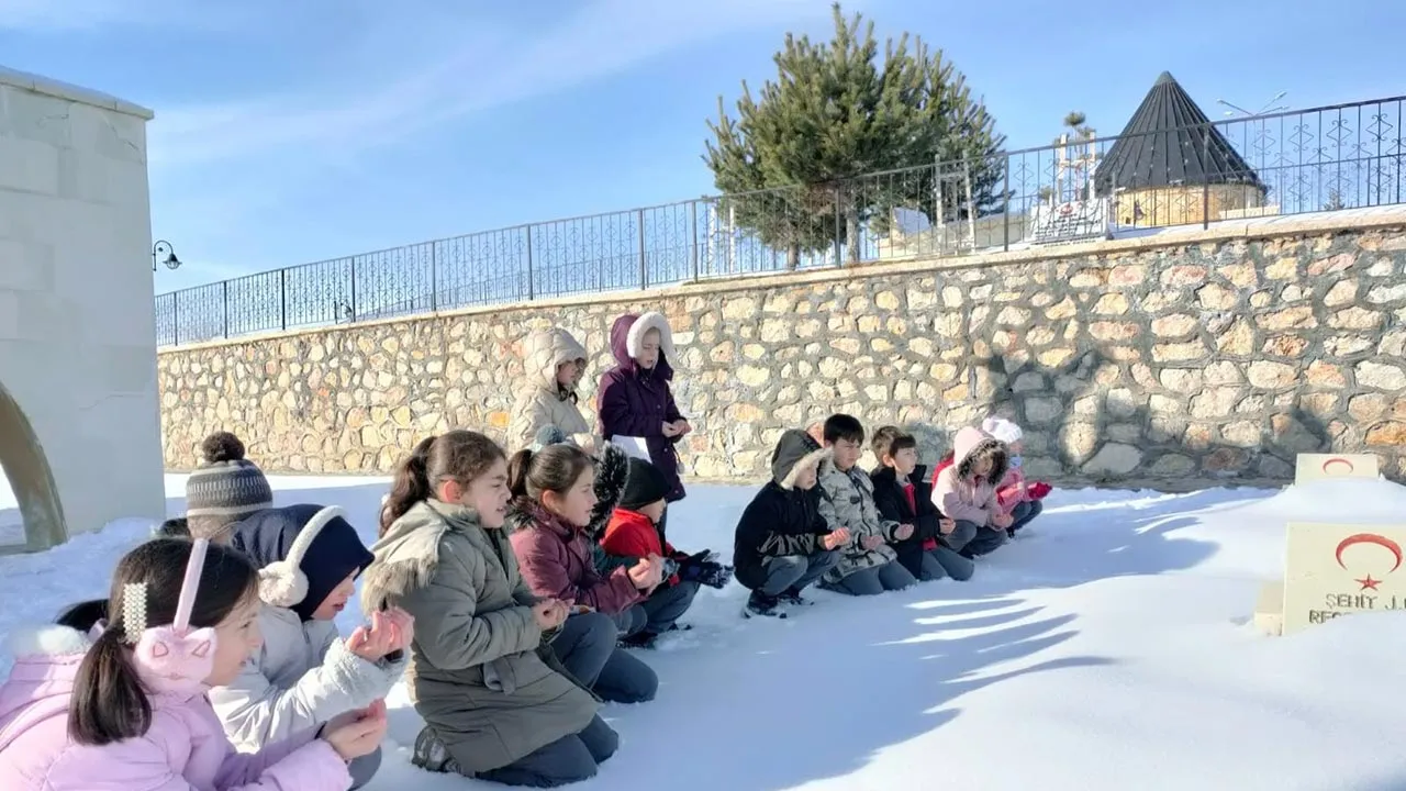 Bayburtlu Miniklerden Şehitlerine Vefa, Şehit Nevzat Kaya Şehadetinin 31. Yılında Anıldı