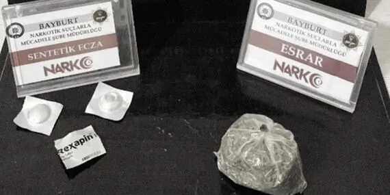 Bayburt’ta Uyuşturucu Operasyonu! 3 Sentetik Ecza ve 16 Gram Esrar Ele Geçirildi