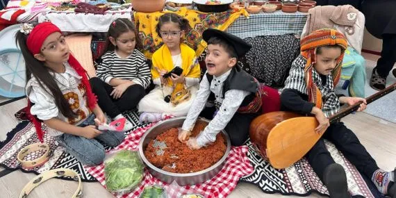 Bayburt’un Aydıntepe İlçesinde Miniklerden Çiğ Köfteli Yerli Malı Haftası Kutlaması