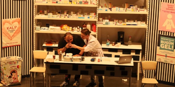 Bir eczacı kalfasının trajikomik hikayesiyle keyif dolu bir seyir