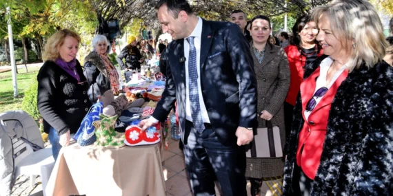 İzmir Bornova’da yılbaşı ruhu el emeği ürünlerle canlanıyor