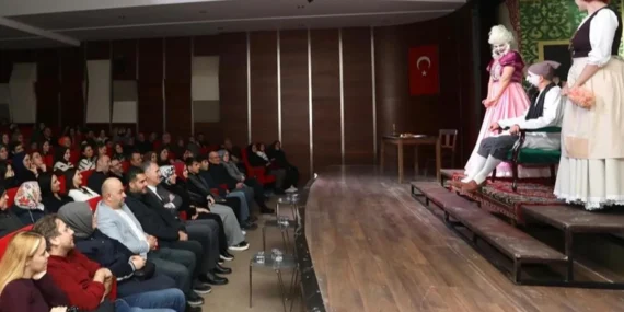 Bursa İnegöl'de 'Hastalık Hastası' seyirciyle buluştu