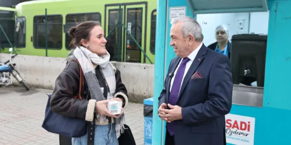 Bursa Nilüfer'de Başkan Özdemir öğrencilerin içini ısıtıyor