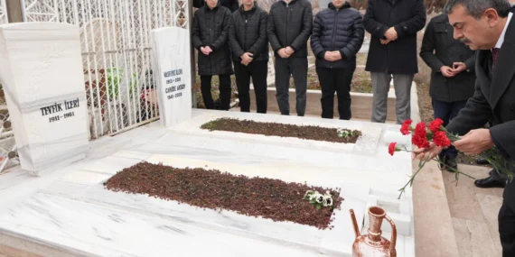 Eski Bakan İleri'ye Bakan Tekin'den vefa