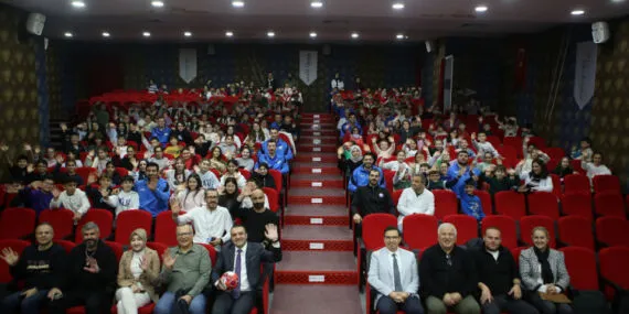 Bursa Nilüferli hentbolcular öğrencilerle buluştu