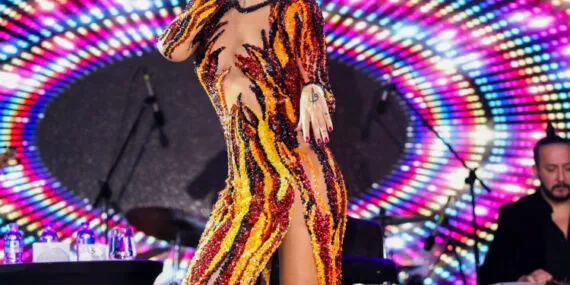 Gülben Ergen Antalya'ya damga vurdu