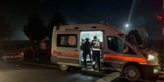 Düzce'de zincirleme kaza! Işıkta bekleyen iki araca çarpıp kaçtı!