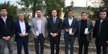 İzmir Bornova’da muhtarlardan Başkan Eşki’ye teşekkür plaketi