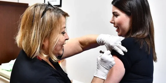 İzmir Büyükşehir Belediyesi HPV aşısı uygulamasını başlattı