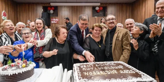 İzmir'de huzurevinde yeni yıla merhaba buluşması