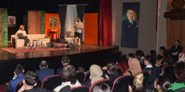 'Kalbin Tek Arkadaşı' tiyatro oyunu sahnelendi