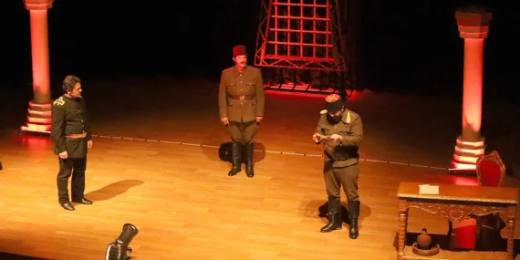 “Kumandan” oyunu alkış topladı