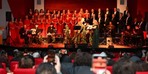 Manisa'da yeni yılı şarkılarla karşıladılar