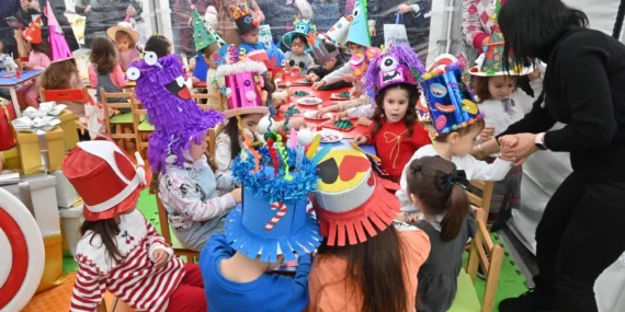 Manisalı çocuklar yeni yıl coşkusunu doyasıya yaşadı