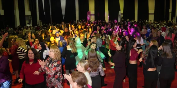 Manisalı kadınlar ‘Yeni yıl matinesi’nde buluştu