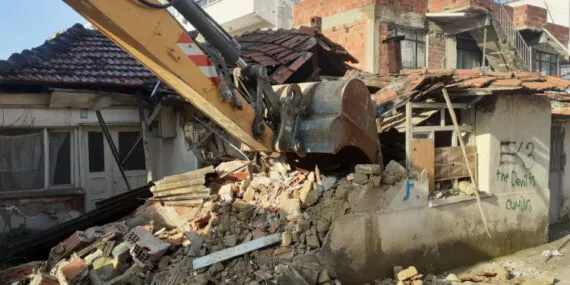 Bursa Osmangazi’de metruk binalar yıkılıyor