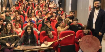 Türküler eşliğinde müzik aletlerini tanıtıyor