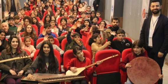 Türküler eşliğinde müzik aletlerini tanıtıyor