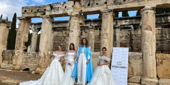 Meryem Ana, 250 bin dolarlık kıyafetiyle tarihi bir kez daha yaşattı… Hierapolis, Efes ve Meryem Ana'da tarihi gün