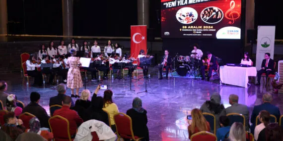 Bursa Osmangazi'de Gençlik Orkestrası'ndan yeni yıl konseri